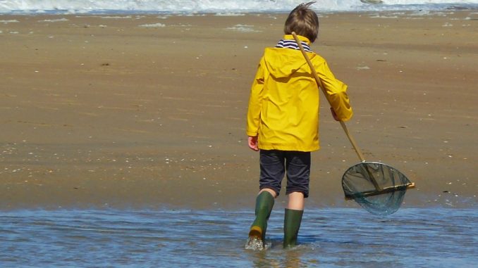 Kind spielt am Strand