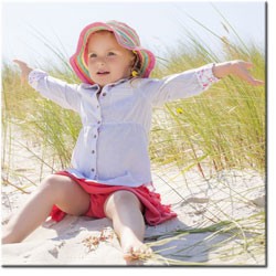 Kleines Mädchen am Strand