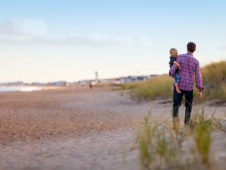 Vater und Kind am Strand