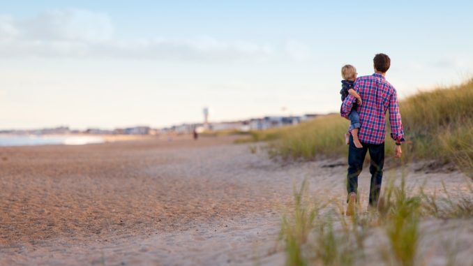 Urlaub auf Langeoog mit Kindern Vater und Kind am Strand