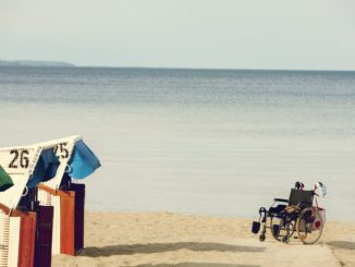 Rollstuhl am Strand