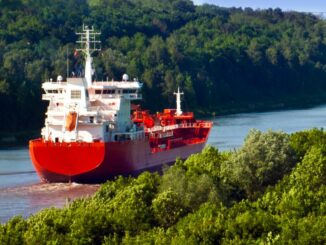 Nord-Ostsee-Kanal-Wasserstraße für Traumschiffe durch die Natur