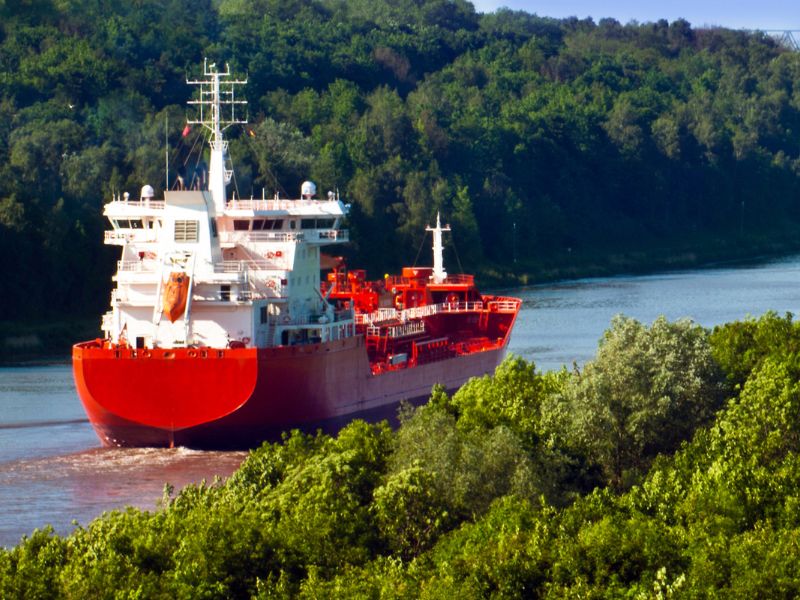 Nord-Ostsee-Kanal-Wasserstrae fr Traumschiffe durch die Natur