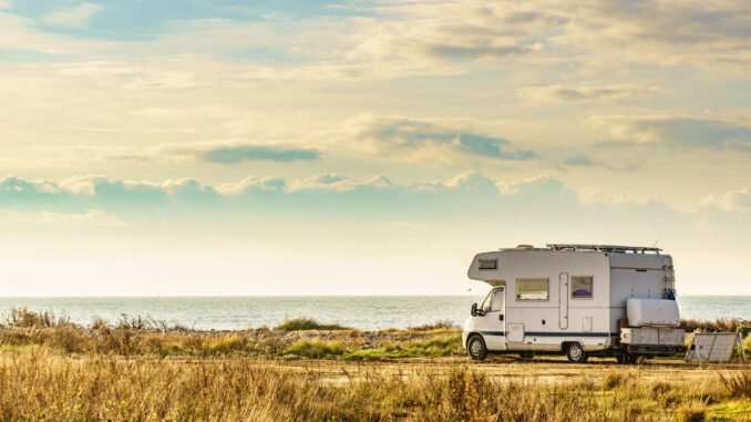 Inselhopping mit dem Wohnmobil: So kombinieren Sie Festland-Stellplätze und Fähren clever