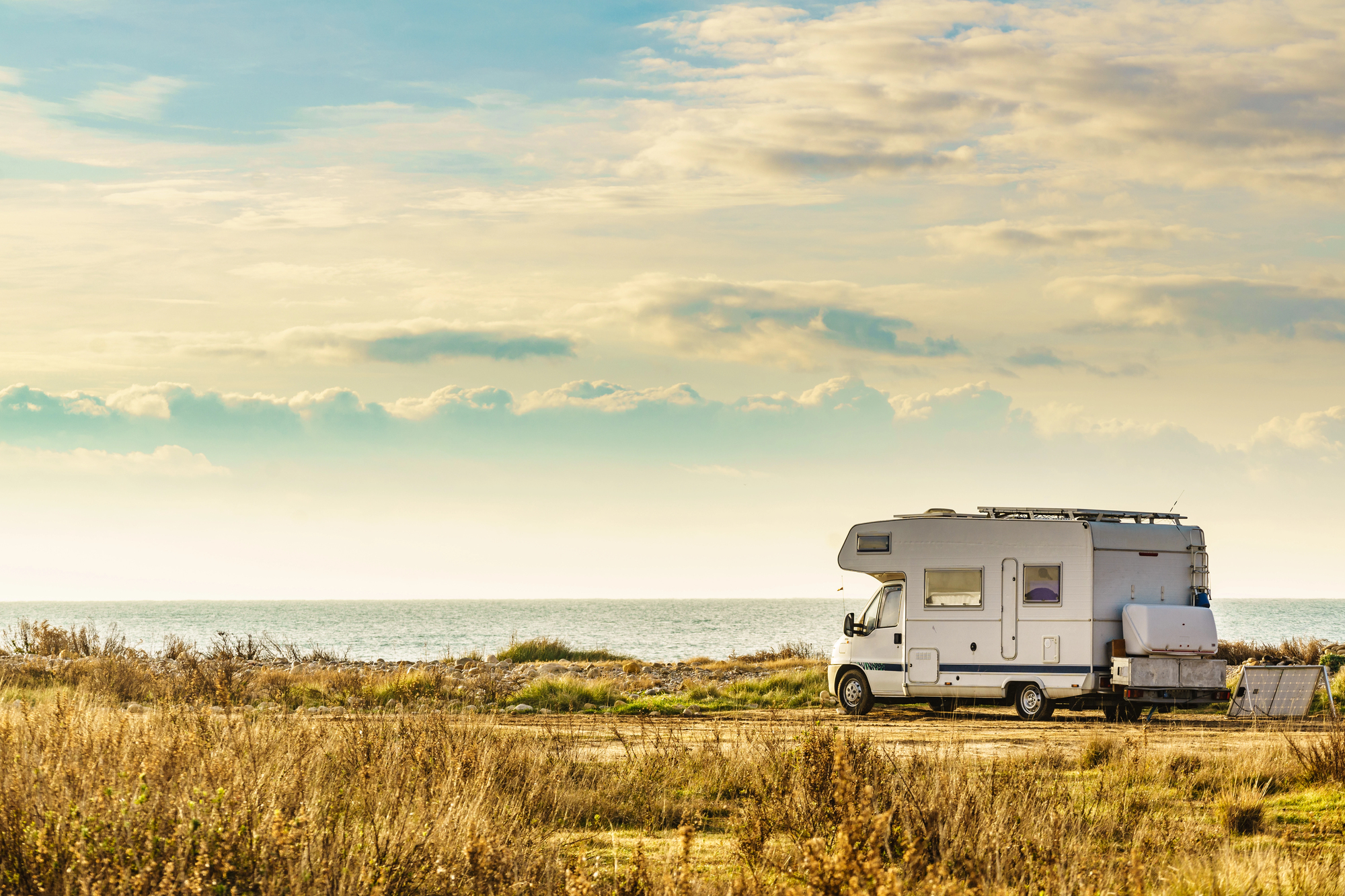 Inselhopping mit dem Wohnmobil: So kombinieren Sie Festland-Stellplätze und Fähren clever